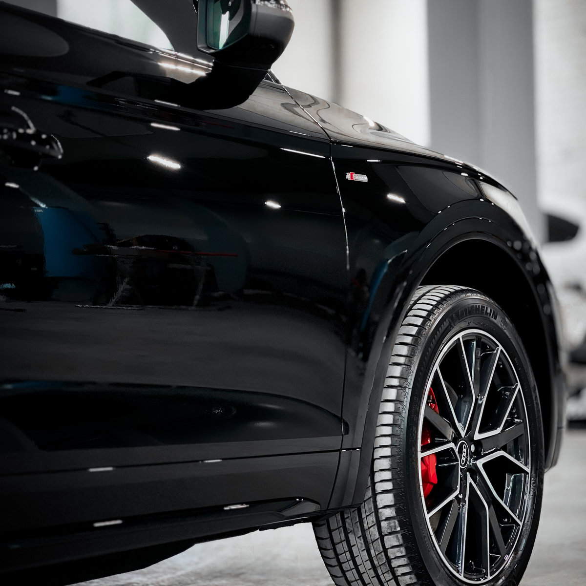 Миниатюра Антигравийная оклейка Audi Q5 глянцевой полиуретановой пленкой