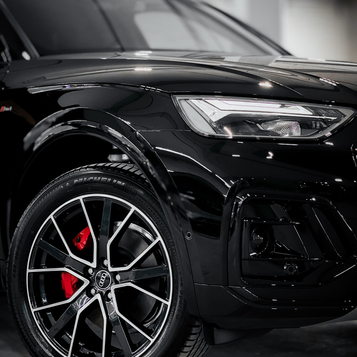 Миниатюра Антигравийная оклейка Audi Q5 глянцевой полиуретановой пленкой