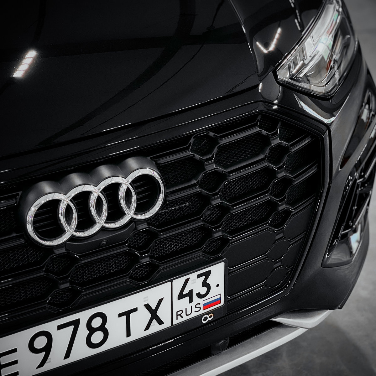 Миниатюра Антигравийная оклейка Audi Q5 глянцевой полиуретановой пленкой