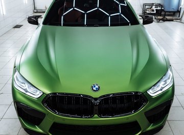 Миниатюра Оклейка в цветную виниловую пленку BMW M8