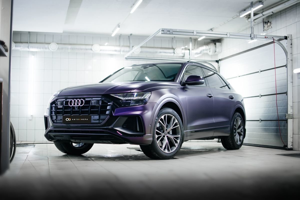 Оклейка в цветную виниловую пленку Audi Q8