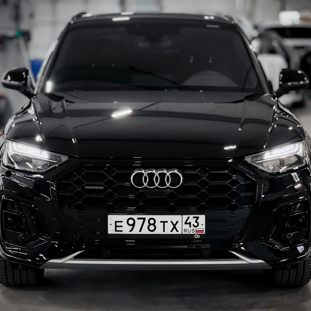 Миниатюра Антигравийная оклейка Audi Q5 глянцевой полиуретановой пленкой